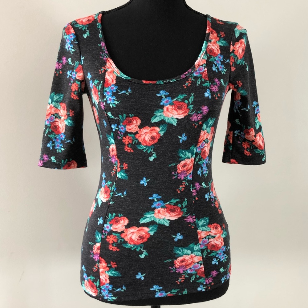 Women’s Kirra Floral Elbow sleeve top size S